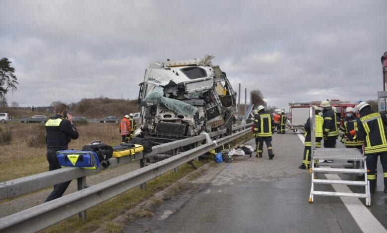LKW durchbricht Lärmschutzwand - Fahrer stirbt