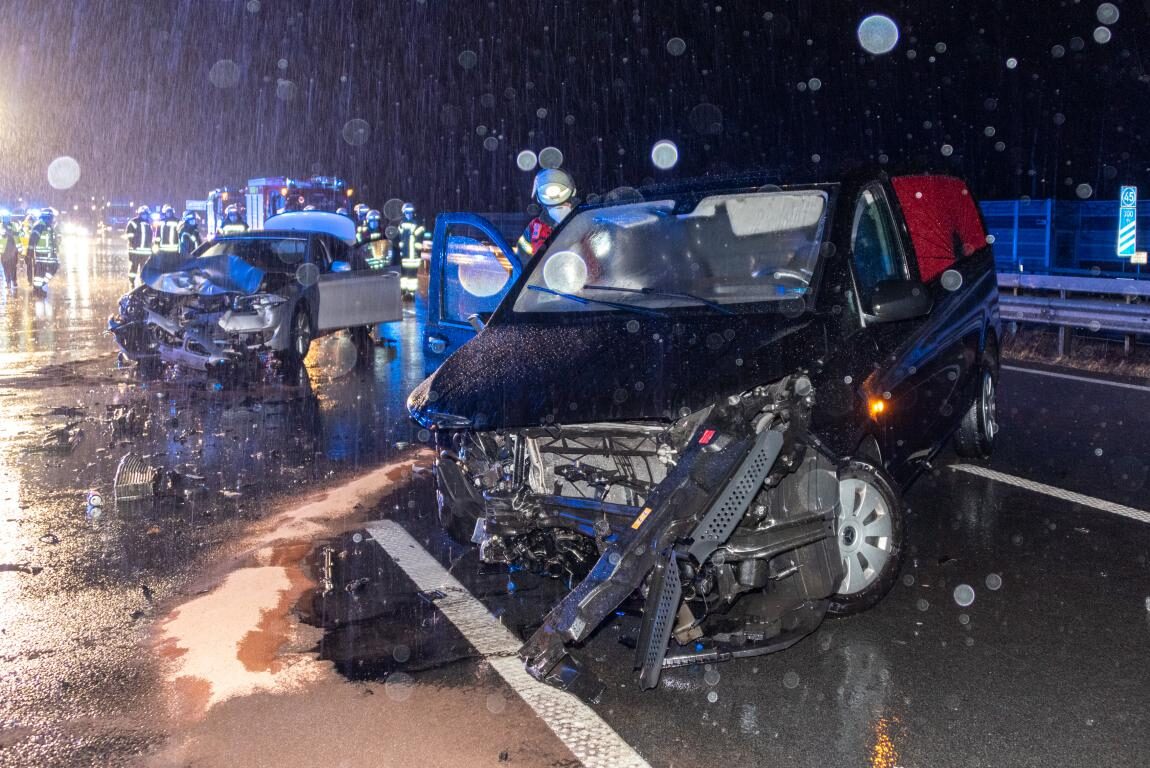 Zwei Verletzte bei Unfall mit Leichenwagen