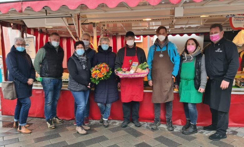 Adolf und Anke Palm verabschieden sich vom Wochenmarkt Neugraben