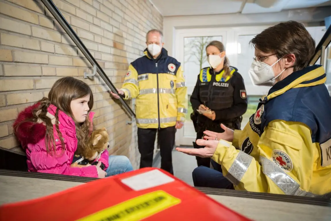 DRK-Kriseninterventionsteams: Helfen ohne zu berühren 1 DRK-Kriseninterventionsteams: Helfen ohne zu berühren