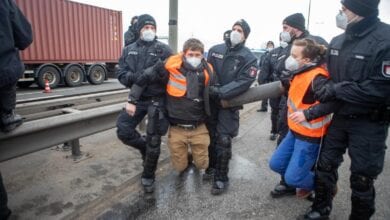 Extinction Rebellion blockiert erneut Köhlbrandbrücke im Hamburger-Hafen
