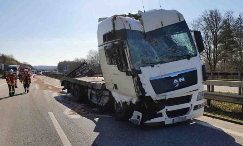 Schwerer Brummi-Unfall auf der A7 in Höhe Raststätte Harburger Berge
