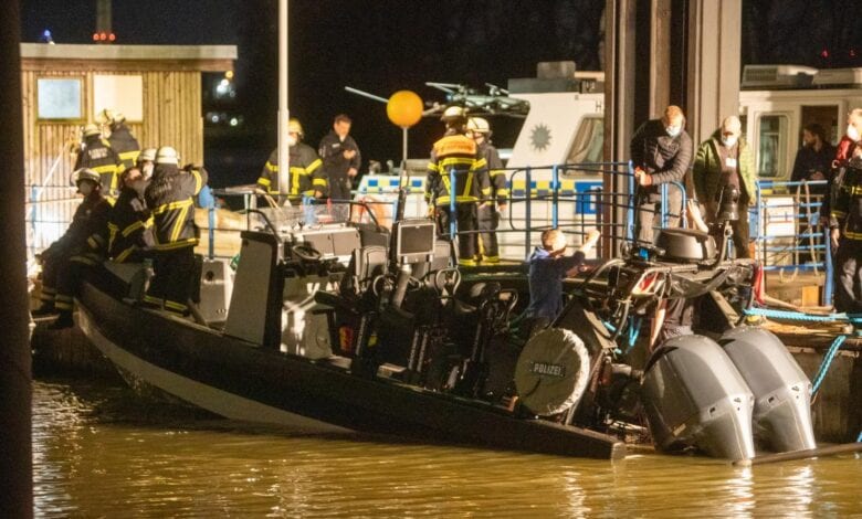 Spezialeinsatz für die Feuerwehr - SEK Speedboot droht zu sinken