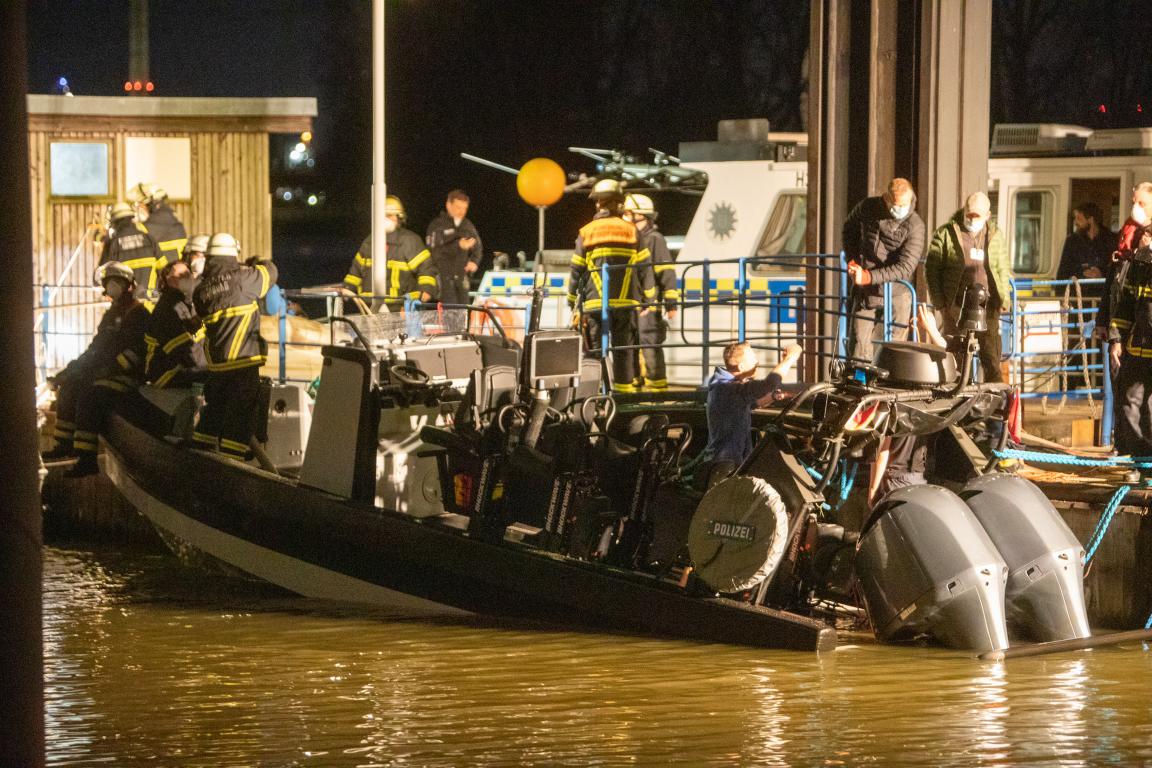 Spezialeinsatz für die Feuerwehr - SEK Speedboot droht zu sinken