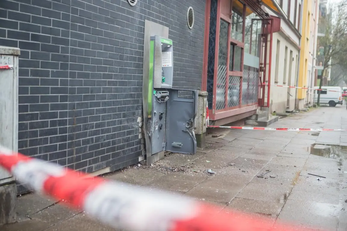 Täter sprengen Geldautomaten an der Hauswand 1 Täter sprengen Geldautomaten an der Hauswand