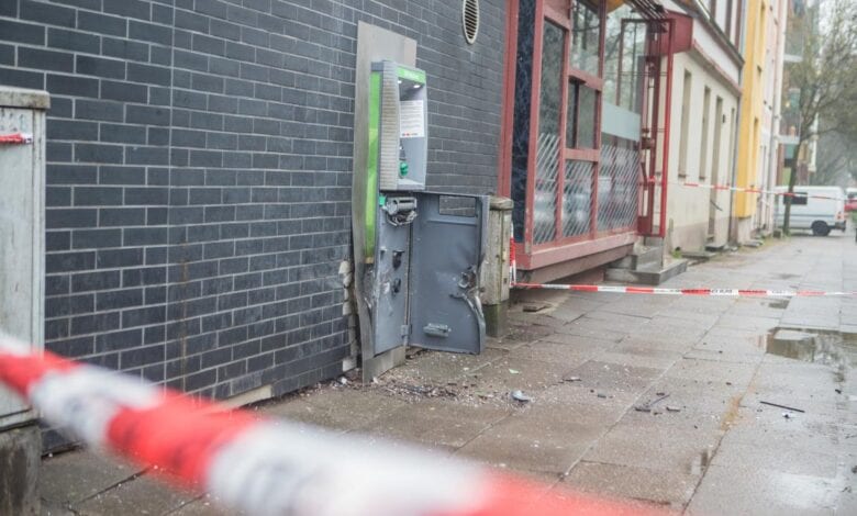 Täter sprengen Geldautomaten an der Hauswand