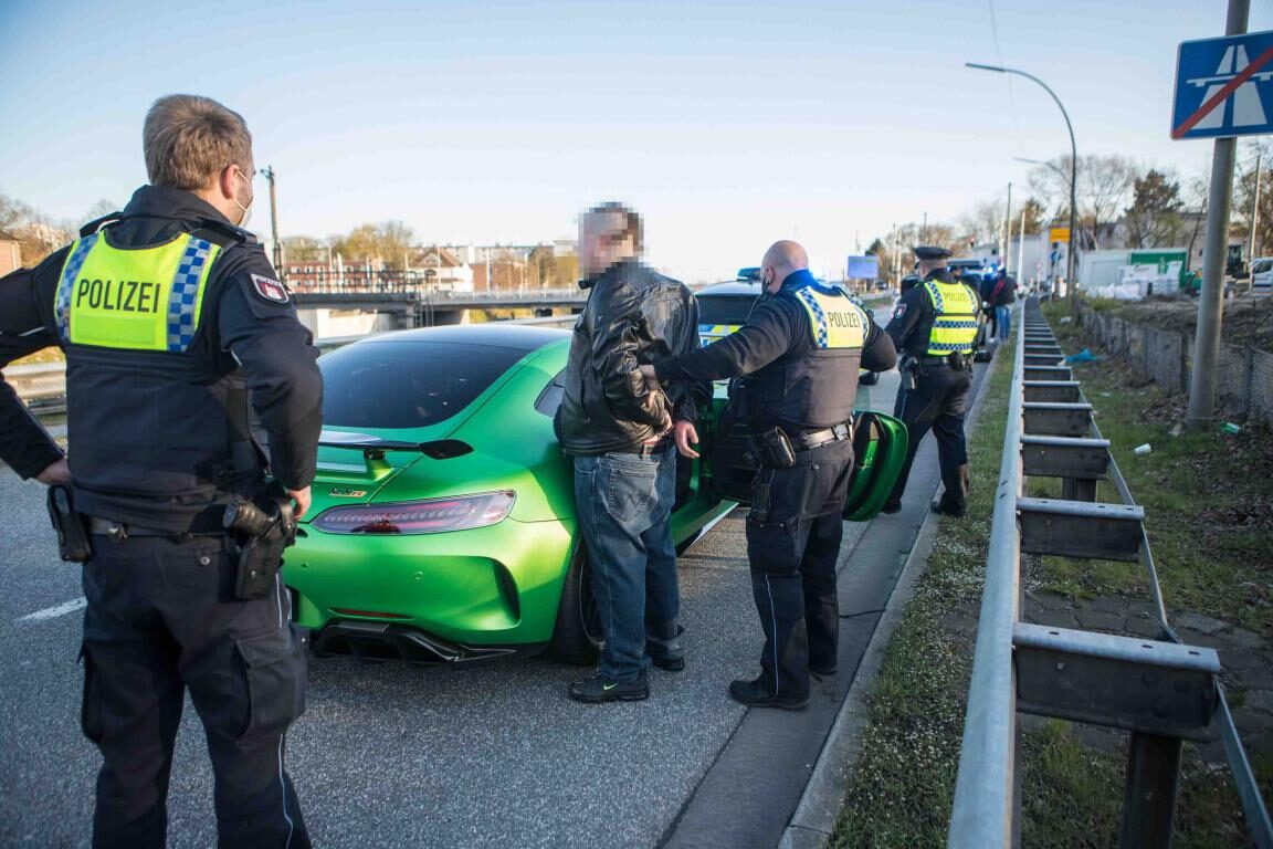 Autorennen auf der A7 - Polizei stoppt Fahrzeuge