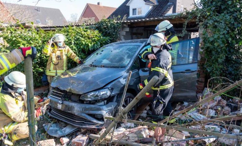 PKW durchbricht Garage und fährt in Garten 10 PKW durchbricht Garage und fährt in Garten