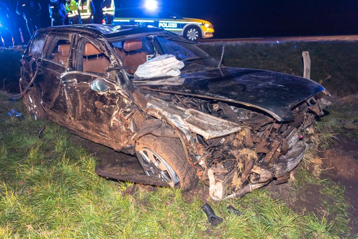 Autofahrer bei Unfall aus PKW geschleudert und lebensgefährlich verletzt