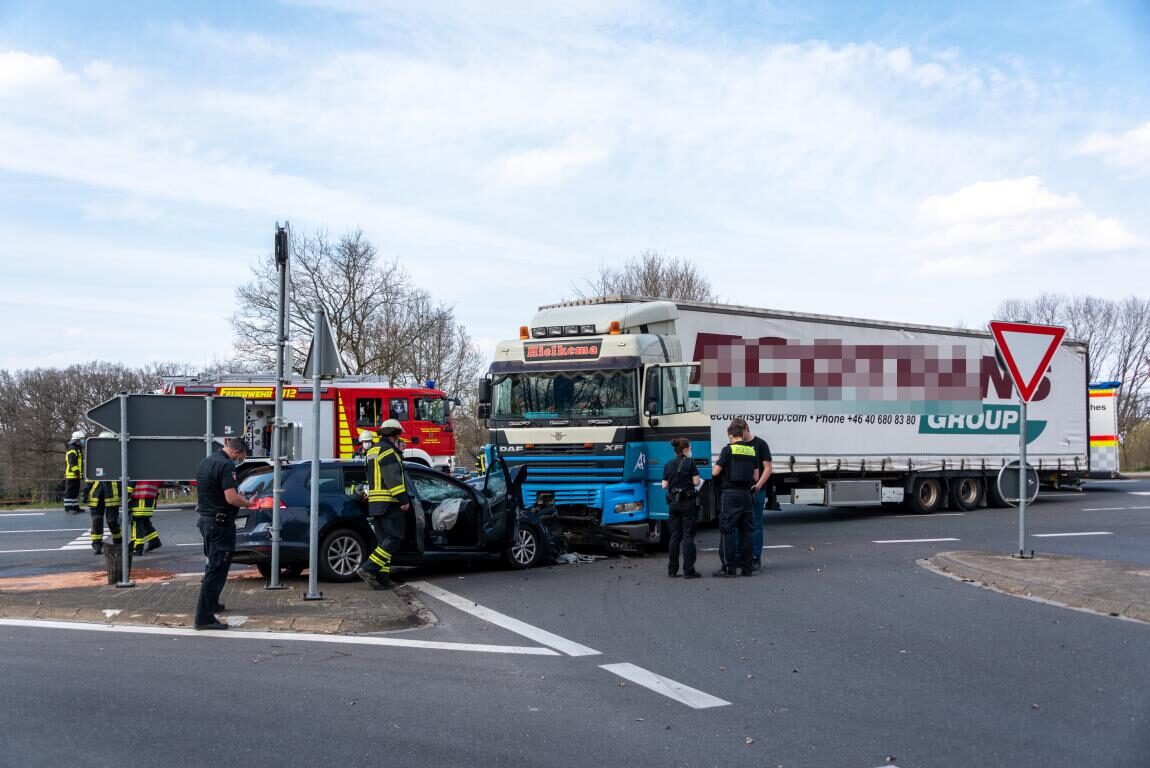 Autofahrerin bei Kollision mit LKW schwer verletzt