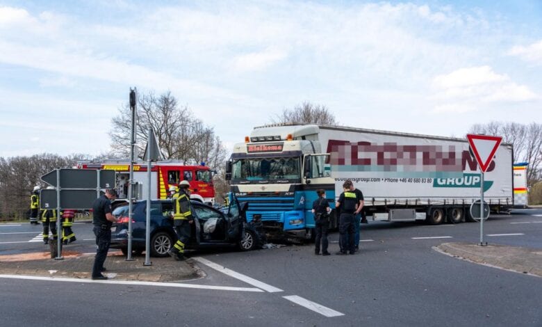 Autofahrerin bei Kollision mit LKW schwer verletzt