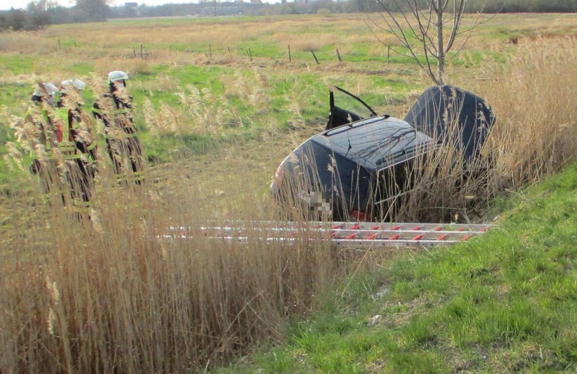 Passat kommt in Stade von der Fahrbahn ab - Polizei sucht wichtige Unfallzeugen