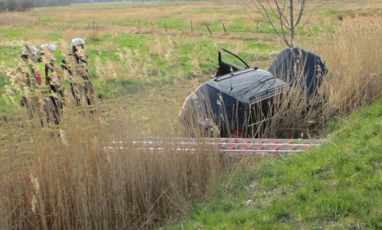 Passat kommt in Stade von der Fahrbahn ab - Polizei sucht wichtige Unfallzeugen