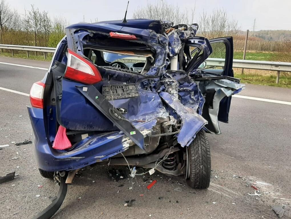 Unfall auf der Autobahn 26 - zwei Autoinsassen verletzt - BAB mehrere Stunden voll gesperrt