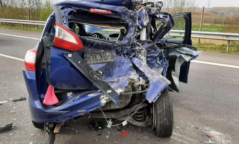 Unfall auf der Autobahn 26 - zwei Autoinsassen verletzt - BAB mehrere Stunden voll gesperrt