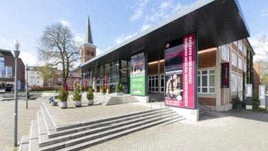 Modernes Gebäude mit Treppen und Plakaten