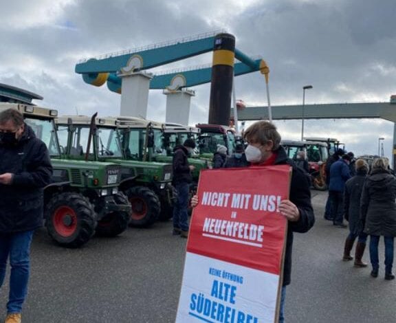 Trecker-Demo aufgrund der geplanten Öffnung der Alten Süderelbe