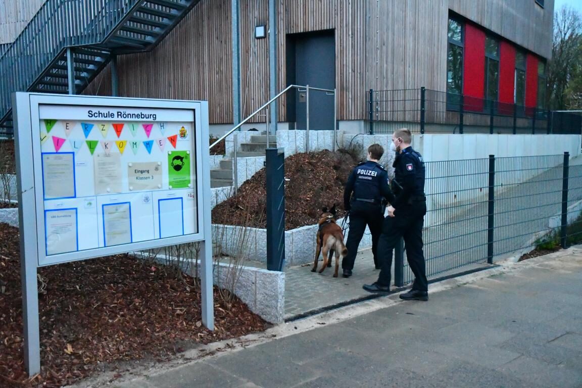 Polizei kontrolliert Grundschule in Rönneburg und sucht Einbrecher 1 Polizei kontrolliert Grundschule in Rönneburg und sucht Einbrecher