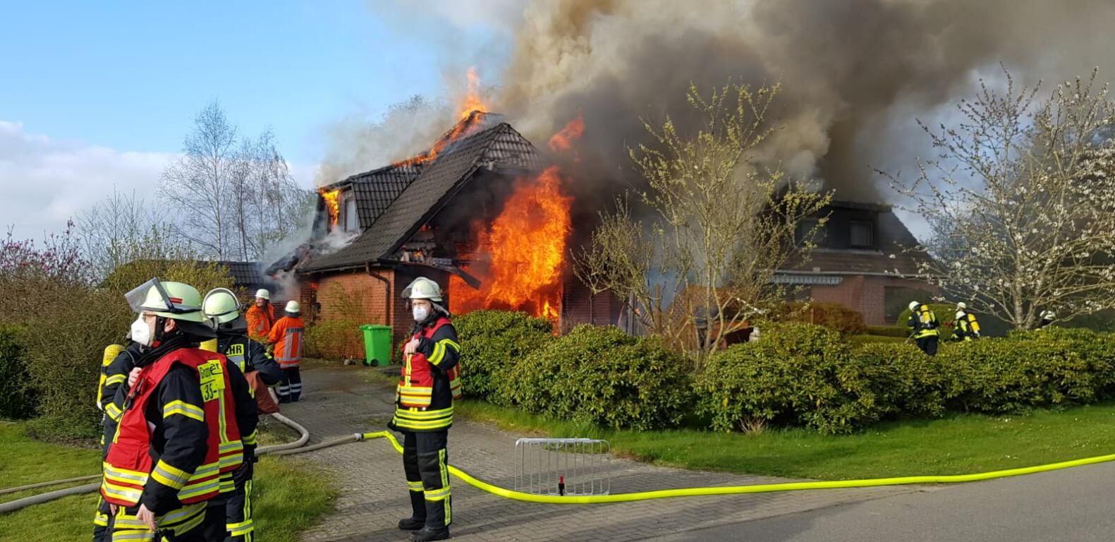 Doppelhaus in Neuland durch Feuer zerstört - 400.000 Euro Sachschaden