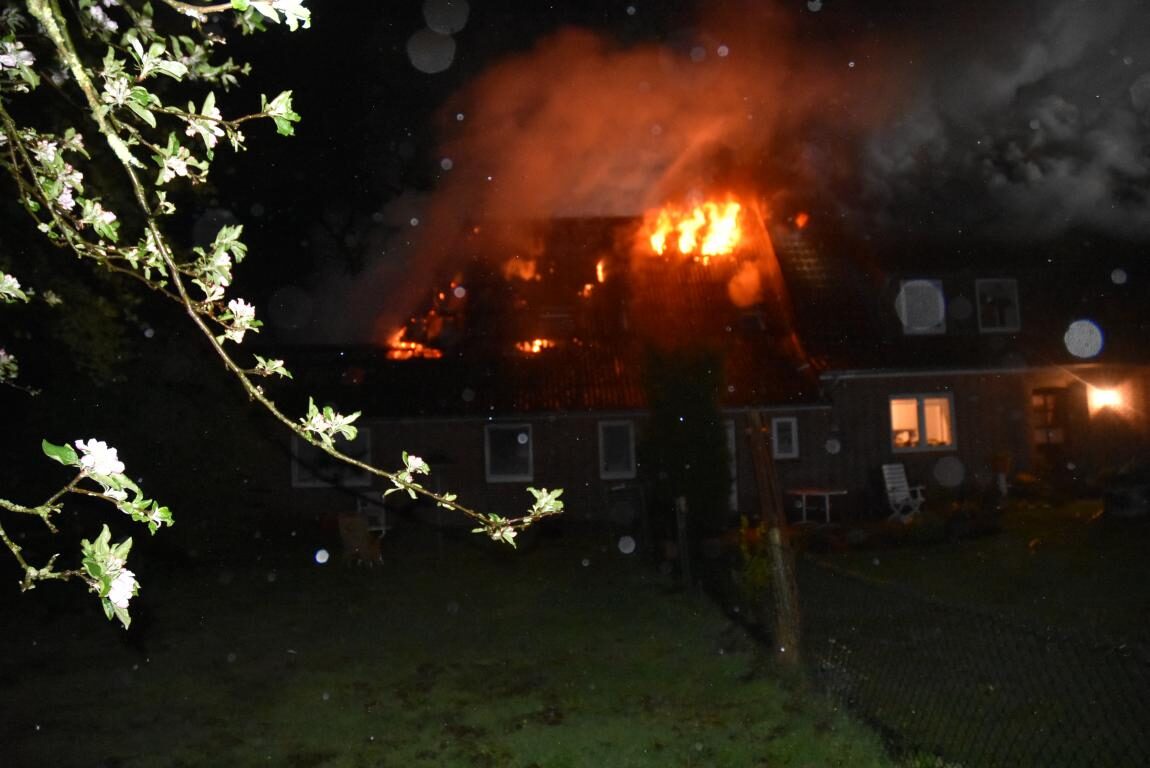 Feuer zerstört Haus in Sauensiek - eine Person verletzt