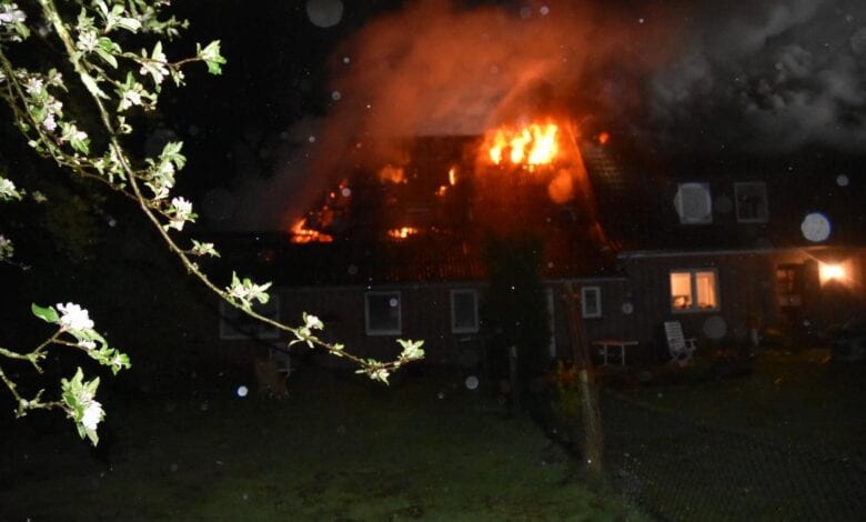 Feuer zerstört Haus in Sauensiek - eine Person verletzt