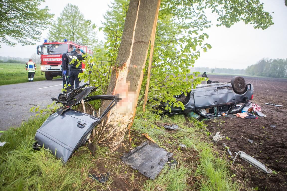 Vater stirbt nach Kollision mit einem Baum