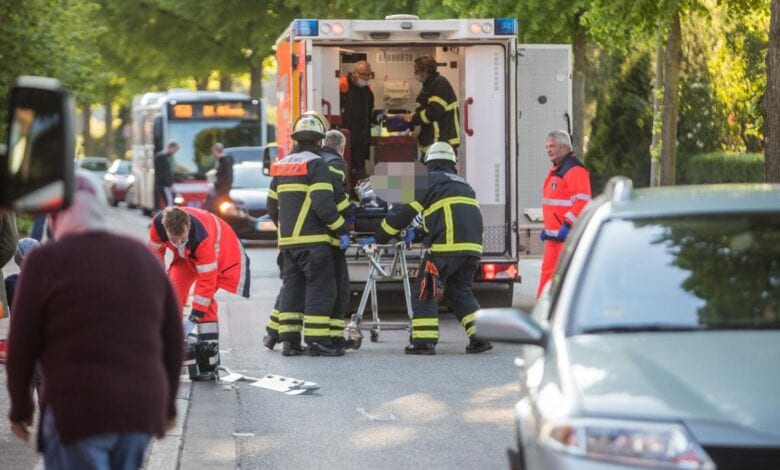 Motorradfahrer verunfallt auf Finkenwerder Straße schwer