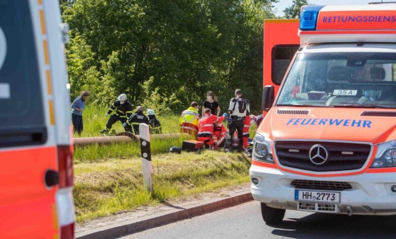 Motorradfahrer trägt es aus der Fahrbahn und schleudert mehrere Meter durch die Luft