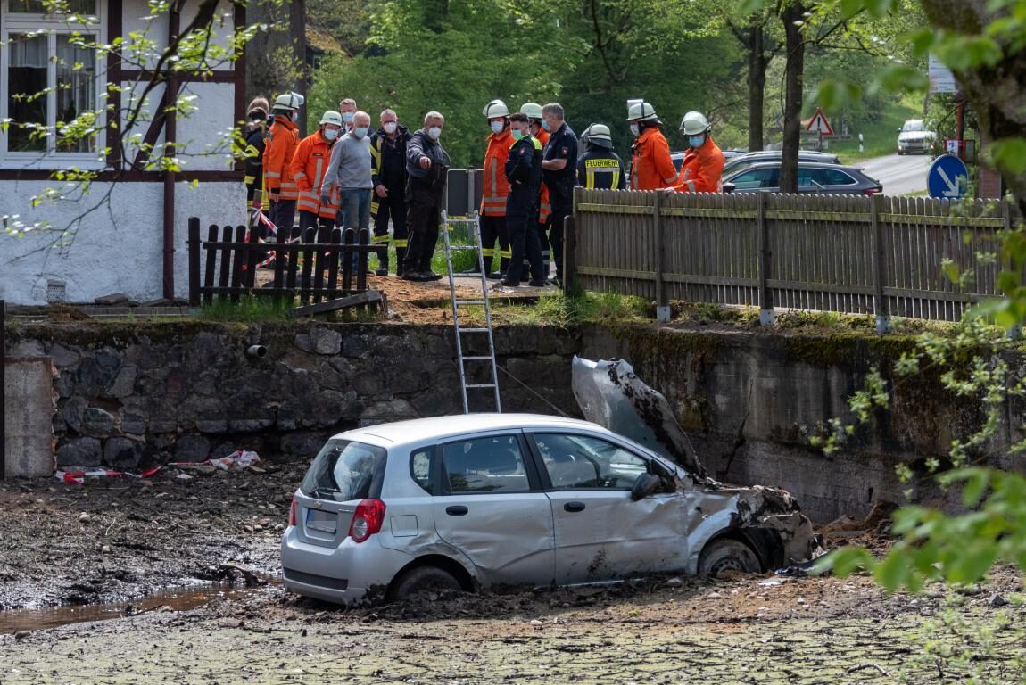 Autofahrer kommt von Straße ab und landet in Teich