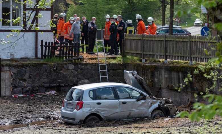 Autofahrer kommt von Straße ab und landet in Teich