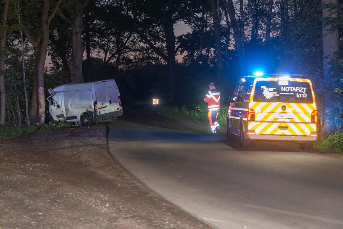 Transporterfahrer stirbt bei Kollision mit Baum