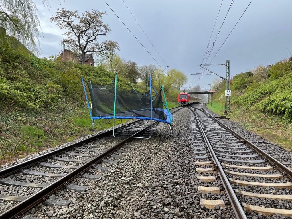 "Eugen" ist Schuld: S-Bahn muss wegen Trampolin auf den Gleisen stoppen