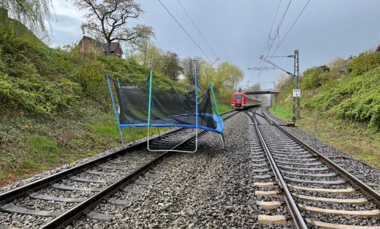 "Eugen" ist Schuld: S-Bahn muss wegen Trampolin auf den Gleisen stoppen