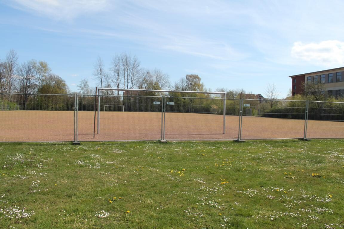 SPD sieht Landkreis gefordert - Neuer Kunstrasenplatz als Pausenhof und Sportplatz nötig