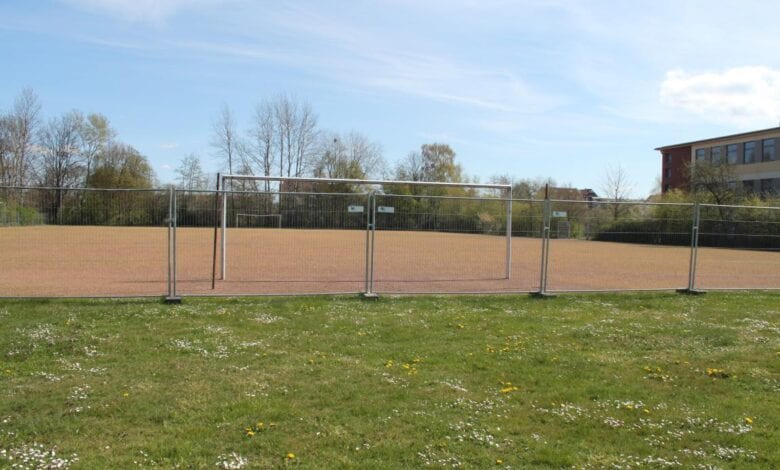 SPD sieht Landkreis gefordert - Neuer Kunstrasenplatz als Pausenhof und Sportplatz nötig
