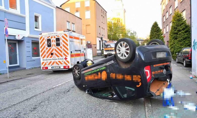 Fahrzeug eines Pflegdienstes überschlägt sich bei Unfall in Harburg