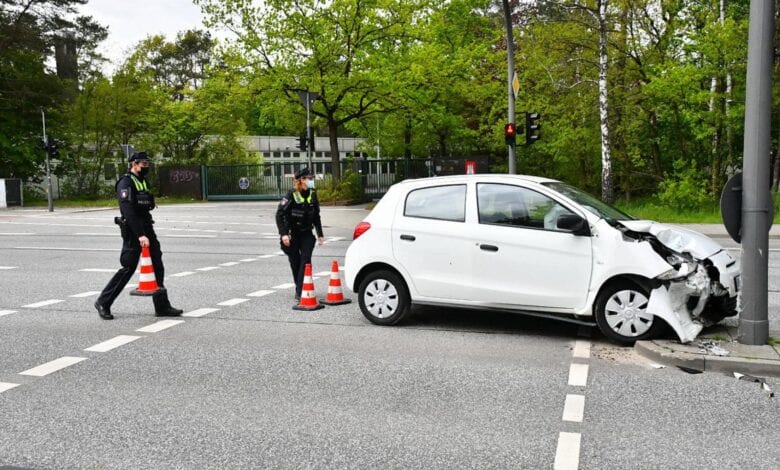 Auto fährt gegen Ampelmast - Beifahrerin schwer verletzt