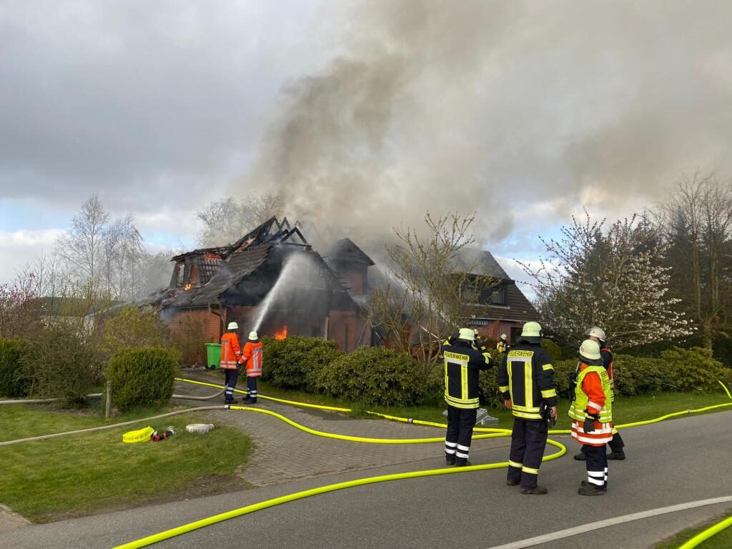 Doppelhaus in Neuland durch Feuer zerstört - Brandursache technischer Defekt
