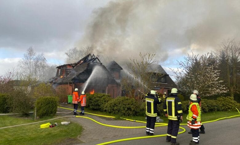 Doppelhaus in Neuland durch Feuer zerstört - Brandursache technischer Defekt