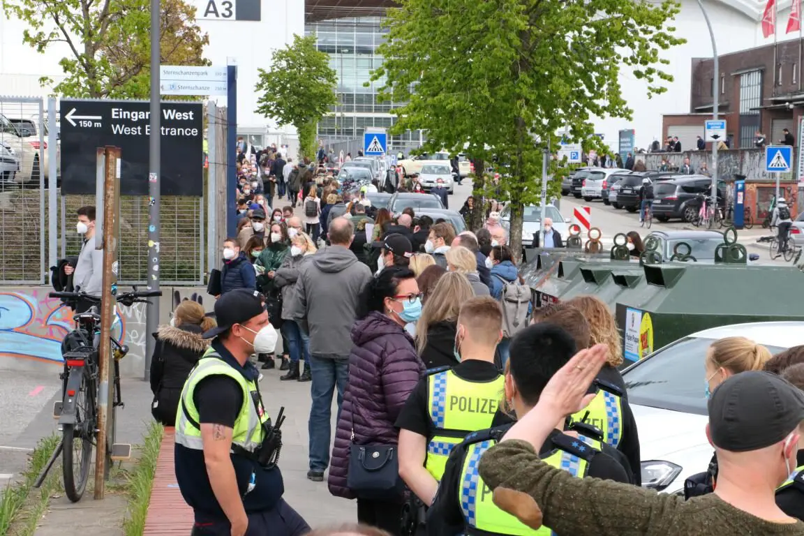 Riesige Schlangen vor dem Impfzentrum - Polizei sperrt umliegende Straßen 1 Riesige Schlangen vor dem Impfzentrum - Polizei sperrt umliegende Straßen