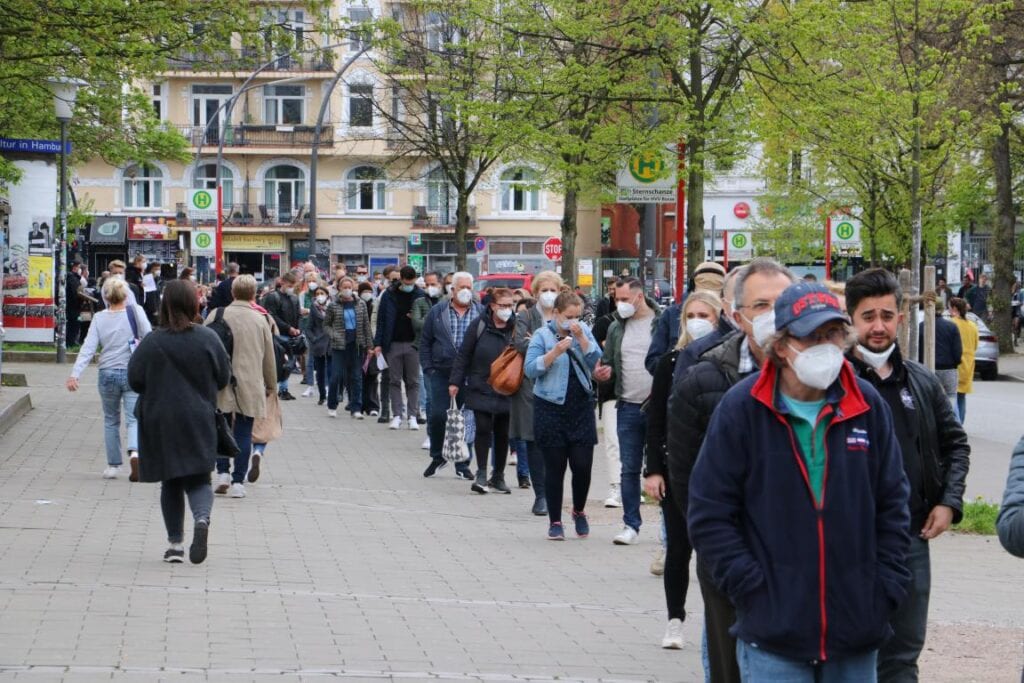Riesige Schlangen vor dem Impfzentrum - Polizei sperrt umliegende Straßen