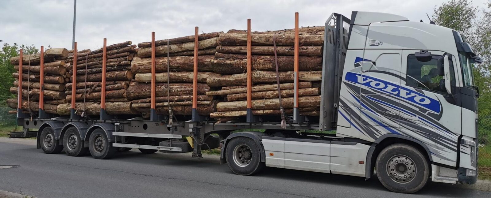 Autobahnpolizei kontrolliert Schwerlastverkehr auf der Autobahn