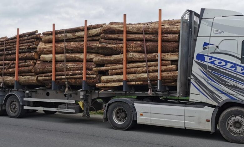 Autobahnpolizei kontrolliert Schwerlastverkehr auf der Autobahn