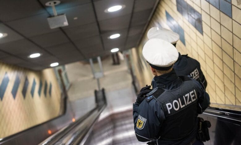 Betrunkener Mann schiebt Einkaufswagen ins S-Bahngleis- Schnellbremsung durch Triebfahrzeugführer