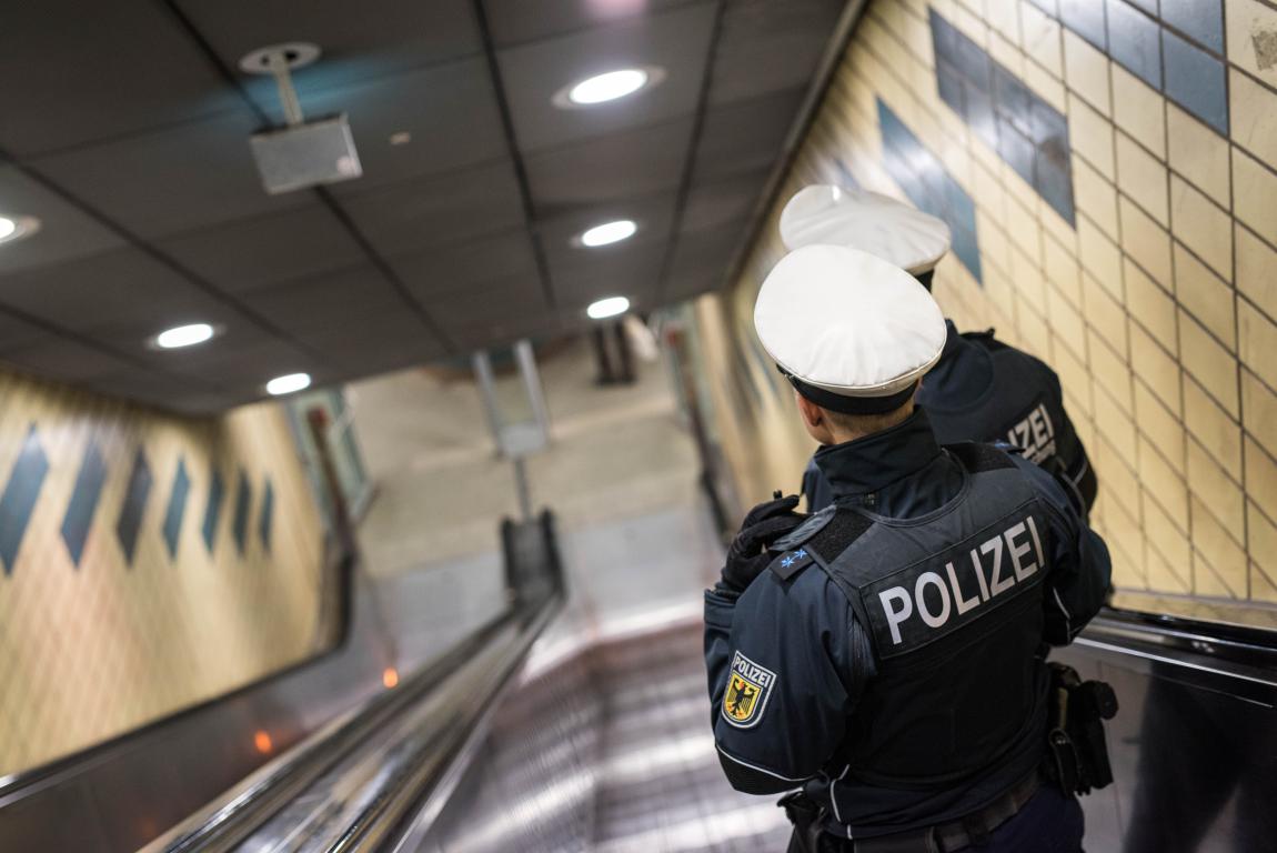 Betrunkener Mann schiebt Einkaufswagen ins S-Bahngleis- Schnellbremsung durch Triebfahrzeugführer
