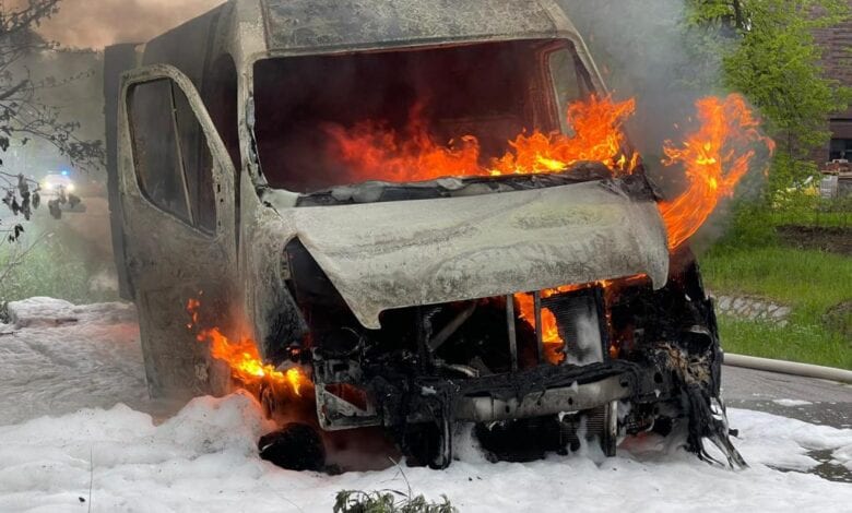 Fahrzeug von Monteuren geht vor den Augen in Flammen auf