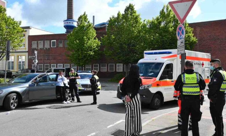 Frau wird aufgestoppt und von drei Männern angegriffen
