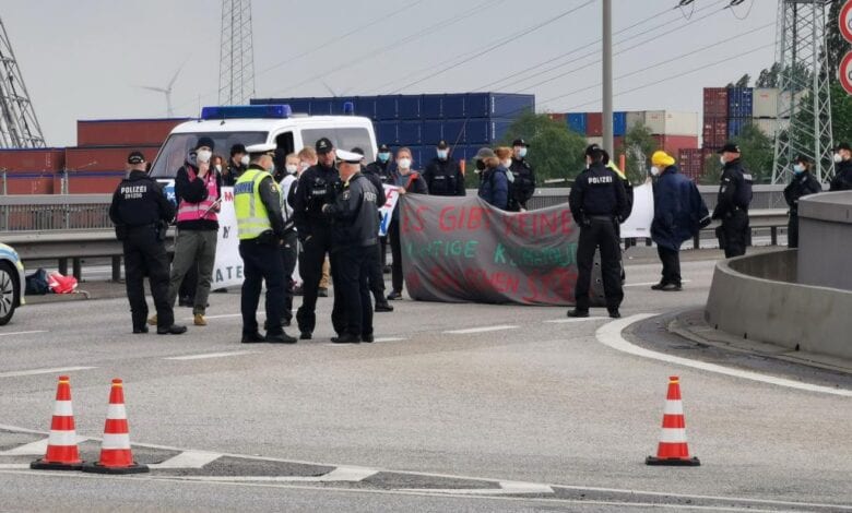 Aktivisten ketten sich erneut an die Köhlbrandbrücke - Polizei zieht Kräfte heran