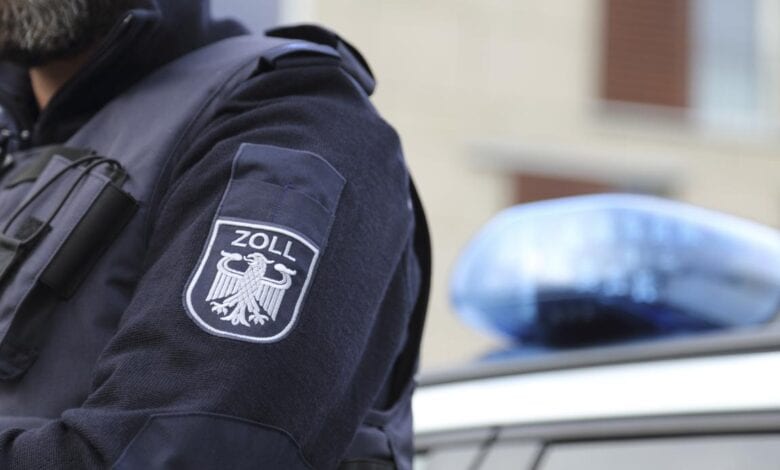 Zoll vollstreckt Durchsuchungsbeschlüsse - Wohnungen und Geschäftsräume in Norddeutschland durchsucht