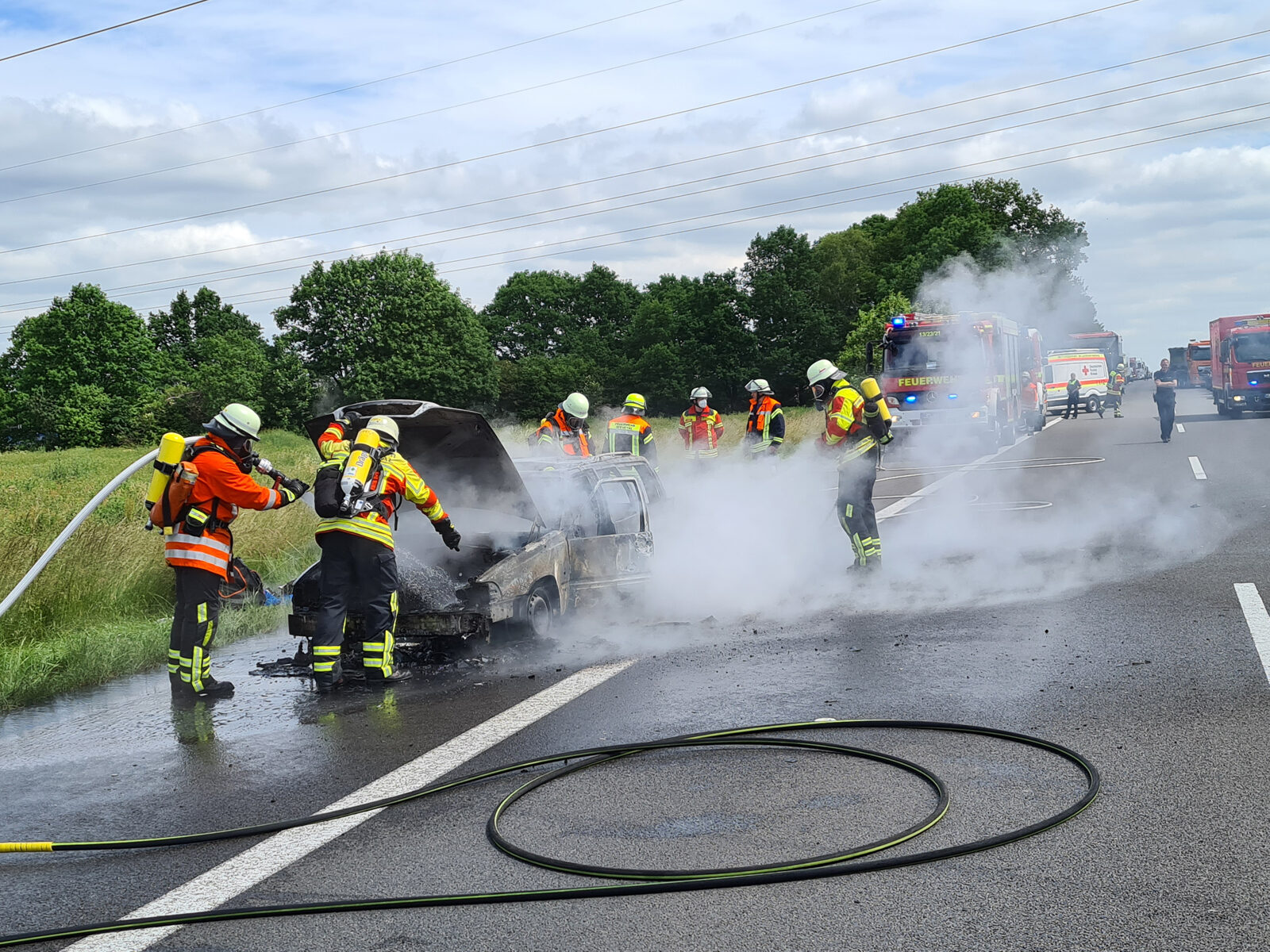 Auf der Autobahn 1: PKW brennt vollständig aus